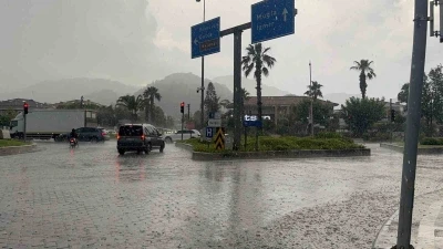 Marmaris&rsquo;te sağanak yağış hayatı olumsuz etkiledi
