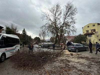 Marmaris&rsquo;te şiddetli fırtına etkisini s&uuml;rd&uuml;r&uuml;yor
