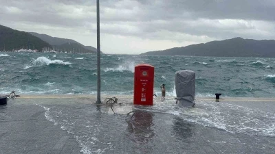 Marmaris&rsquo;te şiddetli r&uuml;zgar denizi taşırdı

