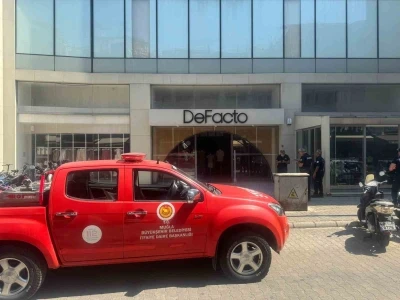 Marmaris&rsquo;teki &uuml;nl&uuml; giyim firmasında yangın paniği

