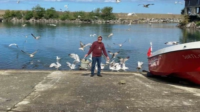 Martılarla kurduğu bağ görenleri şaşırtıyor
