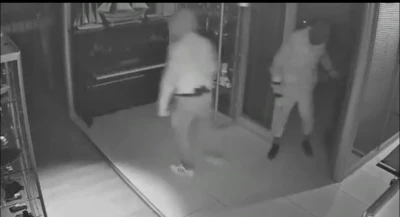 Maskeli beşler girdikleri işletmelerde &ccedil;elik kasaları b&ouml;yle patlattı...
