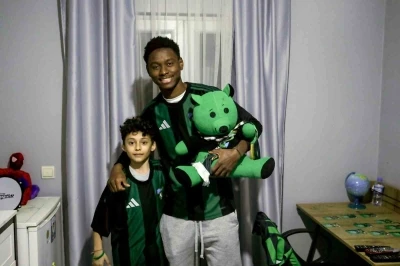 Maskot kost&uuml;m&uuml;nden futbolcu &ccedil;ıktı, &ccedil;ocuk taraftarın heyecandan elleri titredi
