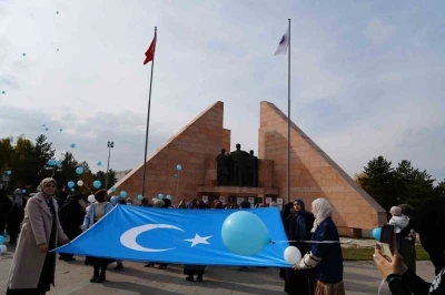 Mavi beyaz balonlarla Doğu Türkistan’ın sesi oldular
