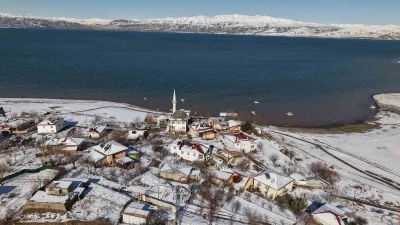 Mavinin ve beyazın buluştuğu k&ouml;y, eşsiz manzaralar oluşturdu
