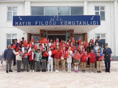 Mayın Filosu Komutanlığı kapılarını ortaokul &ouml;ğrencilerine a&ccedil;tı
