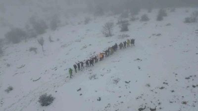 Mayıs ayında yağan karın tadını doğada y&uuml;r&uuml;yerek &ccedil;ıkardılar
