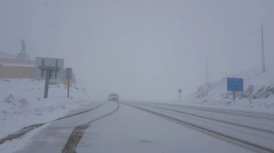 Mayıs ortasında Bayburt&rsquo;un Kop Dağı&rsquo;na kar yağdı
