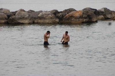 Mayıs sıcağına dayanamayan Karadenizli &ouml;ğrenciler Akdeniz&rsquo;de serinledi
