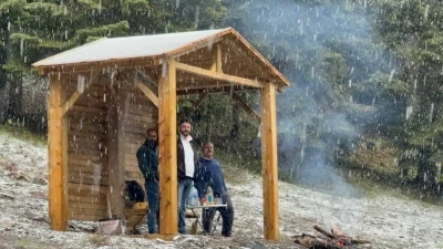 Mayıs&rsquo;ta kar s&uuml;rprizi: Doğa beyaza b&uuml;r&uuml;nd&uuml;
