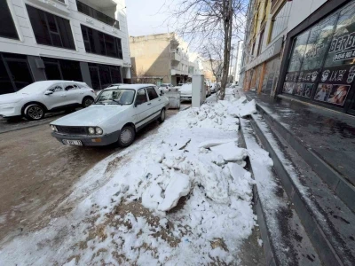 Mazıdağı&rsquo;nda kar yağışının &uuml;zerinden 15 g&uuml;n ge&ccedil;ti, kaldırımlar hala temizlenmedi
