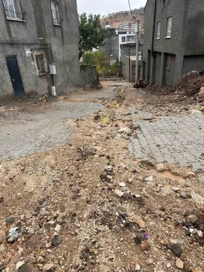 Mazıdağı’nda şiddetli yağışların neden olduğu çukurlarda ortaya çıkan doğal gaz boruları tehlike saçıyor
