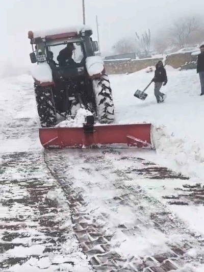 Mazıdağı&rsquo;nda trakt&ouml;rlerin arkasına bağlanan aparatlarla kar temizleme &ccedil;alışması yaptılar
