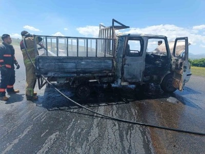 Mazot ve yağ y&uuml;kl&uuml; kamyonet alevlere teslim oldu