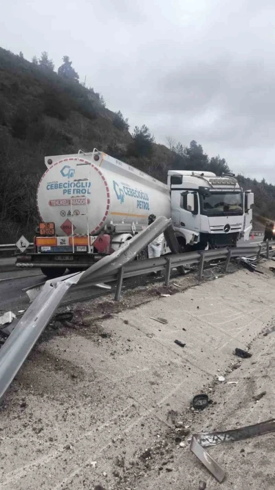 Mazot y&uuml;kl&uuml; tanker kontrolden &ccedil;ıkarak karşı şeride ge&ccedil;ti
