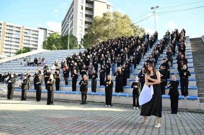 MCBÜ’de 300 öğrenciden &quot;Karsu - Zaman&quot; işaret dili performansı
