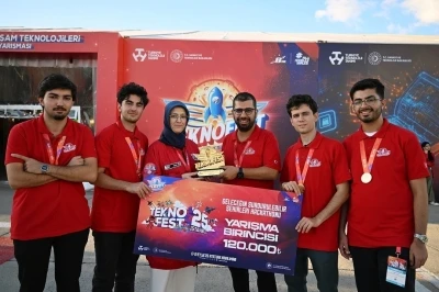 MCBÜ’lü öğrenciler ödülünü Cumhurbaşkanı Erdoğan’dan aldı
