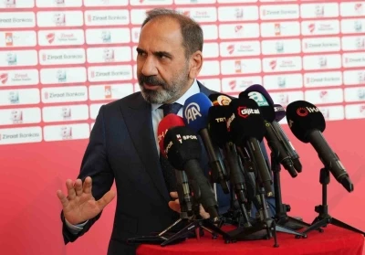 Mecnun Otyakmaz: "İki takımın da y&ouml;neticisi gelsin VAR odasında otursunlar, bu ma&ccedil;ları beraber izleyelim"
