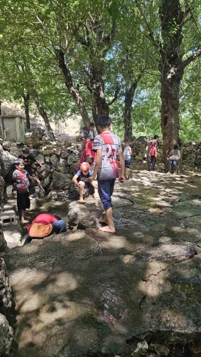 Medrese &ouml;ğrencileri k&ouml;y &ccedil;eşmesi ve piknik alanını kendi imkanlarıyla temizledi
