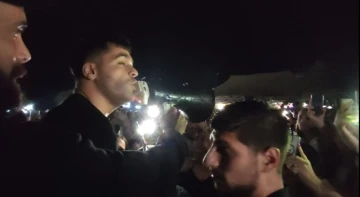 Megafonla bir şarkı s&ouml;yleyip konserini iptal etti
