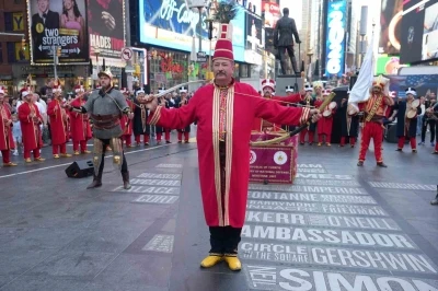 Mehter Takımı New York&rsquo;un Times Meydanı&rsquo;nda b&uuml;y&uuml;k ilgi g&ouml;rd&uuml;
