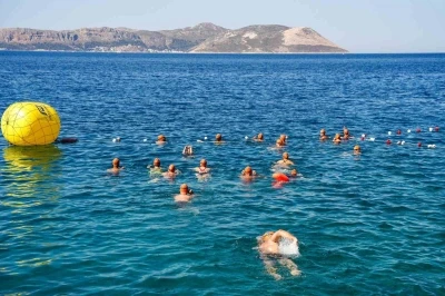 Meis-Kaş Y&uuml;zme Maratonu&rsquo;nda sporcular dostluk i&ccedil;in kula&ccedil; attı
