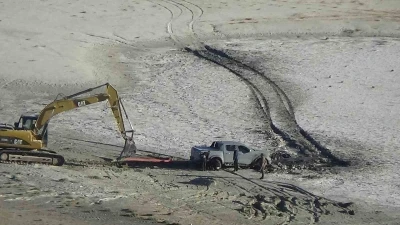 Meke Gölü’nde bataklığa saplanan aracı kurtarma operasyonu
