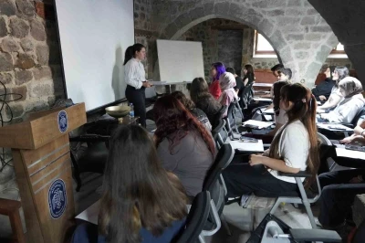 Melikgazi Belediyesi&rsquo;nden gen&ccedil;lere &uuml;cretsiz ingilizce konuşma at&ouml;lyesi
