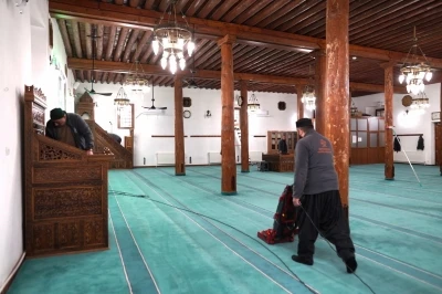 Melikgazi&rsquo;de camiler Ramazan i&ccedil;in temizleniyor
