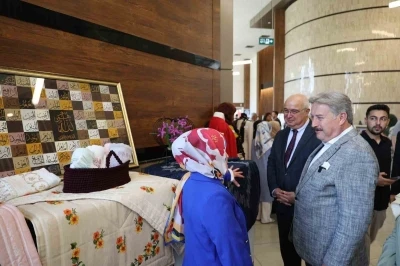 Melikgazi&rsquo;de kadınların bin bir emekle yaptığı el &uuml;r&uuml;nleri sergisi g&ouml;z kamaştırdı
