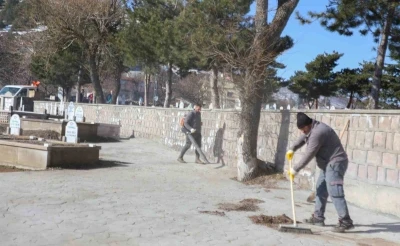 Melikgazi&rsquo;de mezarlıklar bayram i&ccedil;in temizlendi
