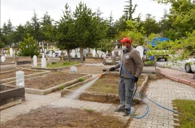 Melikgazi&rsquo;de mezarlıklar bayrama hazırlanıyor
