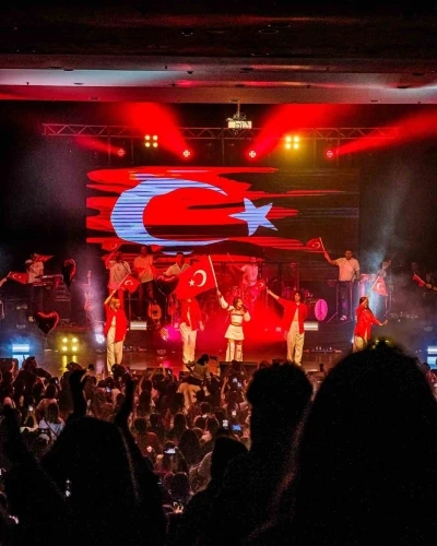 Melis Fis, 1 yılda T&uuml;rkiye&rsquo;nin 81 ilinde sahne aldı
