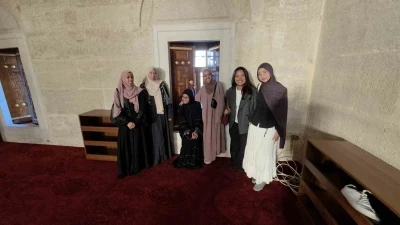 Memleketlerinden kilometrelerce uzakta Selimiye Camii&rsquo;nde bayramlaşma coşkusu
