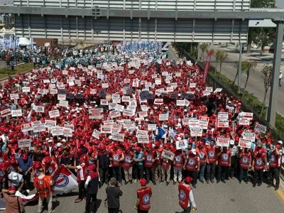Memur-Sen üyeleri Hazine ve Maliye Bakanlığı’na yürüdü
