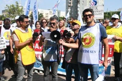 Memurlar iş bırakıp basın acıkması yaptı
