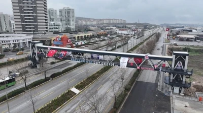 Menderes Bulvarındaki modern yaya &uuml;st ge&ccedil;idi a&ccedil;ılıyor
