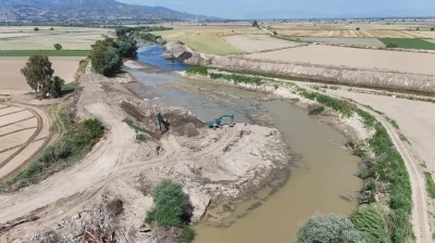 Menderes Nehri&rsquo;nde ıslah &ccedil;alışmaları s&uuml;r&uuml;yor
