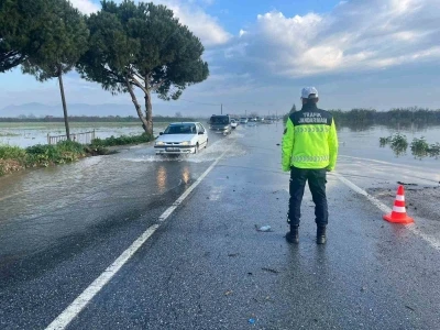 Menderes Nehri taştı, İncirliova-Ko&ccedil;arlı yolu sular altında kaldı

