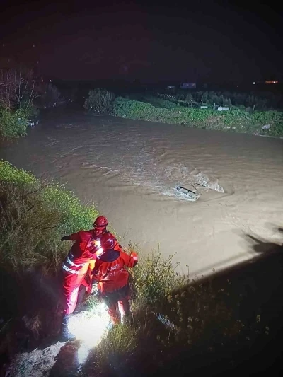Menderes&rsquo;te ara&ccedil; dereye u&ccedil;tu, İzmir itfaiyesi seferber oldu
