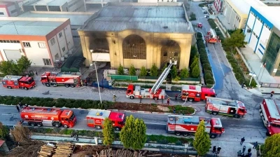 Menderes&rsquo;te fabrika yangını kısa s&uuml;rede kontrol altına alındı

