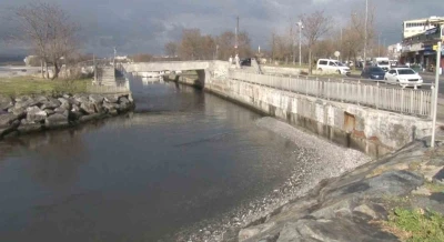 Menekşe sahilinde sular &ccedil;ekildi, tekneler ge&ccedil;işlerde zorluk yaşadı
