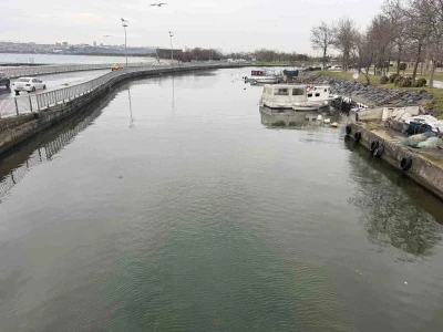 Menekşe sahilinde teknelerin ge&ccedil;iş sorunu balık&ccedil;ıları canından bezdirdi: "İBB&rsquo;ye başvurduk ama gelen giden yok"
