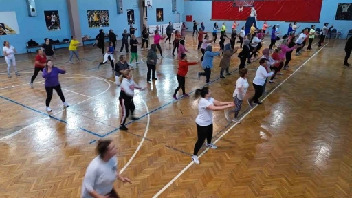 Menemenli kadınlar &uuml;cretsiz zumba kursunda buluşuyor

