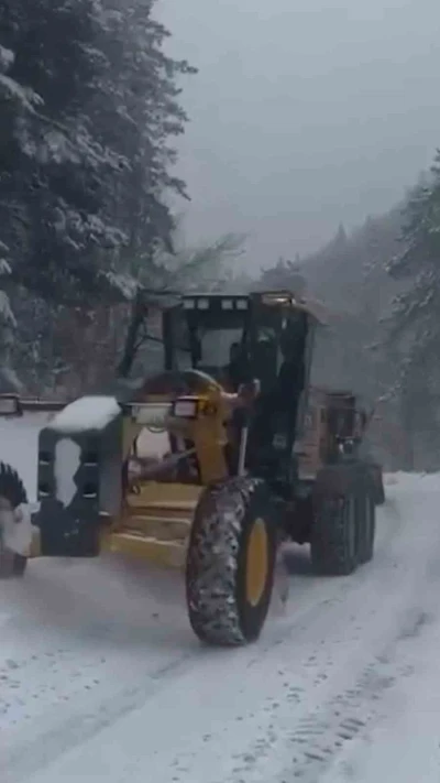 Mengen&rsquo;de kar k&uuml;reme &ccedil;alışmaları başladı
