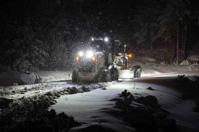 Menteşe Belediyesi ekipleri gece boyunca kar ile m&uuml;cadele etti
