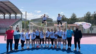 Menteşe Cumhuriyet Ortaokulu hokey takımı T&uuml;rkiye &uuml;&ccedil;&uuml;nc&uuml;s&uuml; oldu
