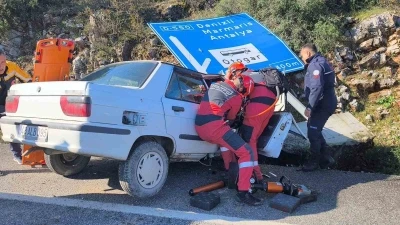 Menteşe&rsquo;de kazada alev alan ara&ccedil;taki 2 kişi ekiplerce kutarıldı
