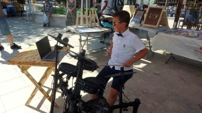 Menteşeli 9 yaşındaki Mustafa, Bateri performansıyla izleyenleri etkiledi
