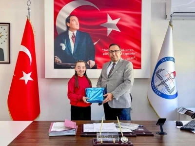 Menteşeli Azra İstiklal Marşı okuma yarışmasında T&uuml;rkiye birincisi oldu
